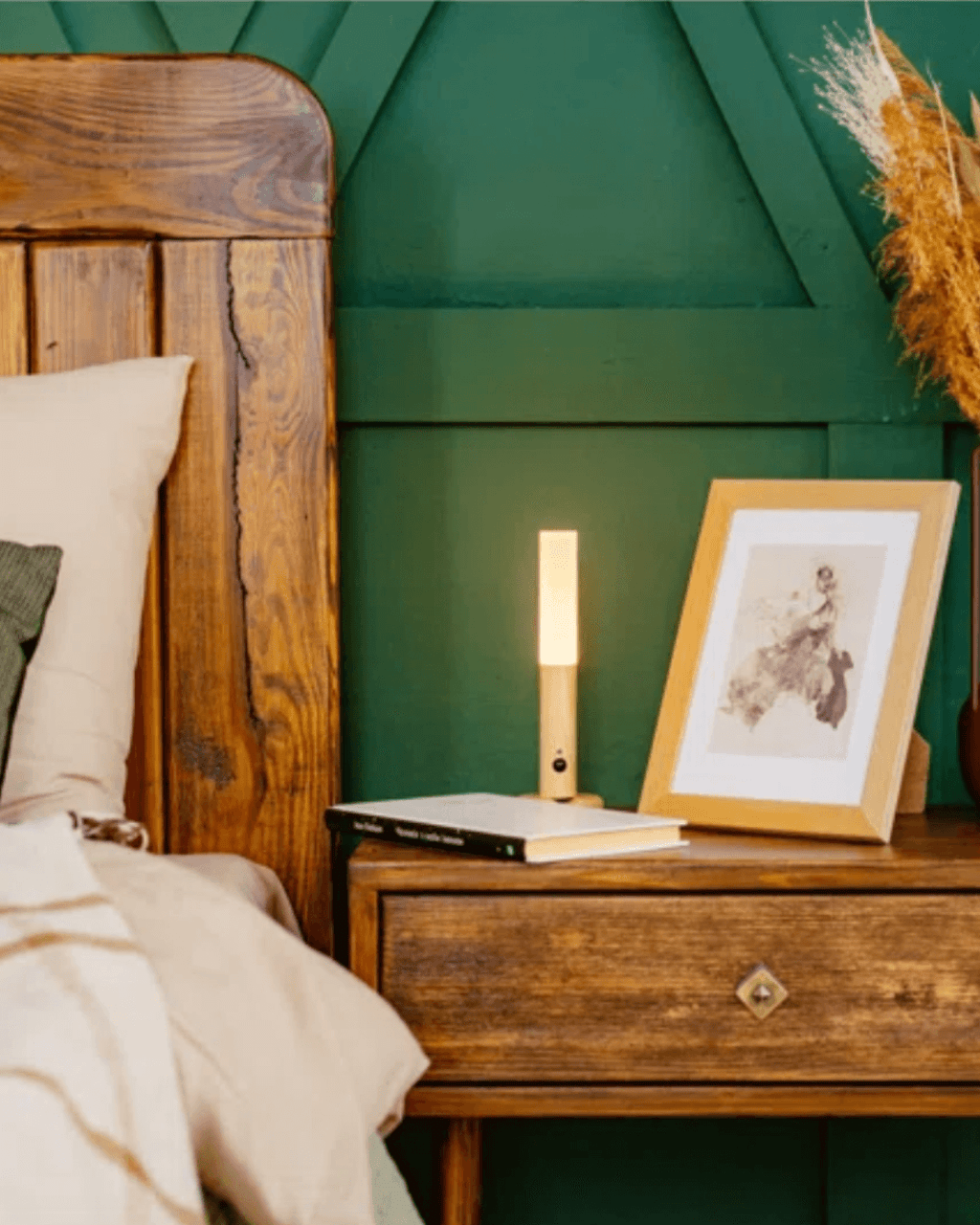 Battery operated wall light