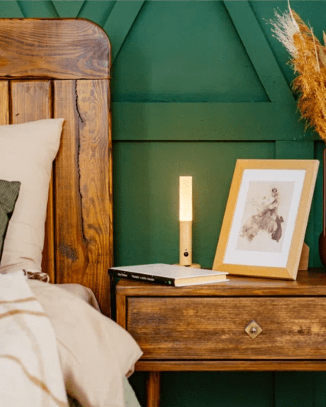 Battery operated wall light