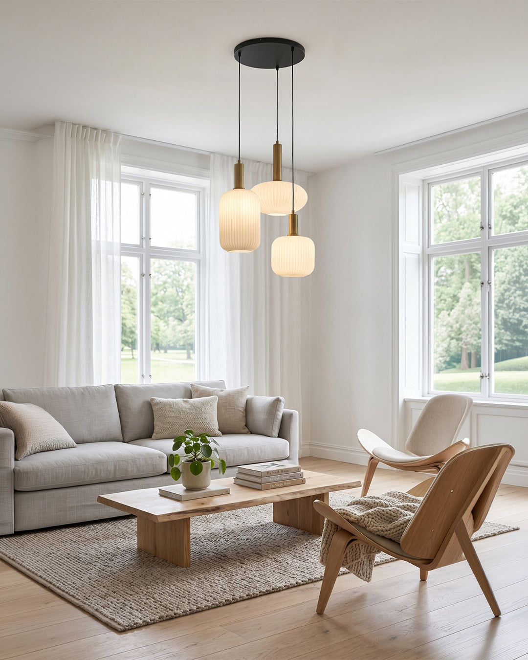 Three glass pendant lights as dining room light fixtures